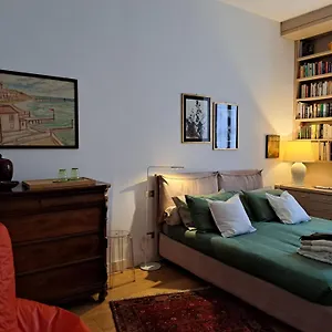 Casa Mari - Free Secure Parking, Breakfast, Private Bathroom, Wifi, Garden, Aircon, 3 Min Walk To Metro And Train Station Bed & Breakfast Milano